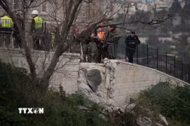 Bức tường bị hư hại do trúng tên lửa tại Jerusalem, ngày 20/3/2026. (Ảnh: THX/TTXVN)