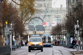 Một chiếc xe cảnh sát Thụy Sĩ được nhìn thấy trên một con phố ở Zurich. (Ảnh: Reuters)