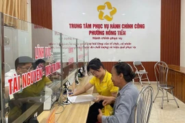 Hỗ trợ người dân làm thủ tục hành chính tại phường Nông Tiến, tỉnh Tuyên Quang. (Nguồn: Cổng thông tin điện tử tỉnh Tuyên Quang)