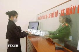 Công dân thực hiện giao dịch tại phòng một cửa của trụ sở Công an phường Nghi Phú, thành phố Vinh . (Ảnh: Xuân Tiến/TTXVN)