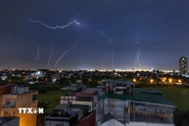 Mưa lớn kèm theo sấm, chớp xuất hiện tại nhiều khu vực ở Hà Nội. (Ảnh: Phạm Tuấn Anh/TTXVN)