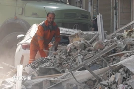 Các tòa nhà bị phá hủy sau cuộc không kích của Israel tại Tehran, Iran, ngày 13/6/2025. (Ảnh: THX/TTXVN)