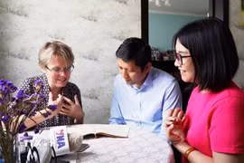 Anh Nguyễn Quốc Hùng, chị Sveta Glazunova trao đổi với phóng viên về bức thư của Bác. (Ảnh: TTXVN phát)