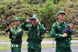 Các chiến sỹ Trạm kiểm soát Biên phòng Lục Lầm, Đồn Biên phòng Hải Hòa (Bộ đội Biên phòng Quảng Ninh) tuần tra kiểm soát biên giới khu vực Hải Hòa, thành phố Móng Cái. (Ảnh: Đức Hiếu/TTXVN)