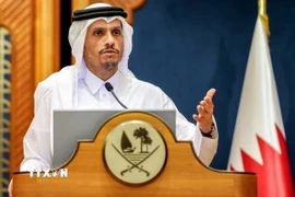 Thủ tướng Qatar Sheikh Mohammed bin Abdulrahman bin Jassim Al Thani phát biểu trong cuộc họp báo ở Doha ngày 12/6/2024. (Ảnh: Getty Images/TTXVN)