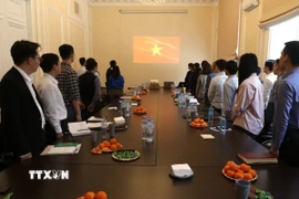 Lễ chào cờ tại míttinh kỷ niệm 50 năm giải phóng miền nam, thống nhất đất nước (30/4/1975-30/4/2025) tại Moskva, LB Nga. (Ảnh: Quang Vinh/TTXVN)
