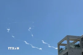 Hệ thống phòng không đánh chặn tên lửa trên bầu trời Modiin, Israel. (Ảnh: THX/TTXVN)