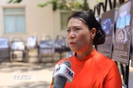 Bà Nguyễn Thị Thanh Hương, Hiệu trưởng Trường song ngữ Lào-Việt Nam Nguyễn Du, trả lời phỏng vấn. (Ảnh: Xuân Tú/TTXVN)