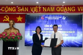 Phó Chủ tịch UBND Thành phố Hồ Chí Minh Trần Thị Diệu Thúy trao chứng nhận cho lãnh đạo Trung tâm INOMAR. (Ảnh: Tiến Lực/TTXVN)
