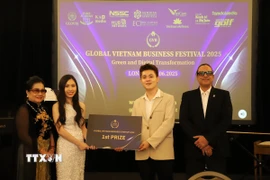 Giải Nhất cuộc thi GVB Start-up 2025 được trao cho đội Straw Wood, với dự án sản xuất vật liệu cách nhiệt từ rơm. (Ảnh: Hữu Tiến/TTXVN)