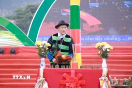 Nghi lễ cúng năm nay do nghệ nhân Giàng A Su thực hiện nhằm tạ ơn thần núi, thần đất, thần trời, thần suối đã cho đồng bào các dân tộc huyện Trạm Tấu một năm có nhiều điều tốt lành, mùa màng bội thu. (Ảnh: Đinh Thùy/TTXVN)