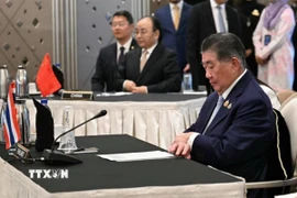 Quyền Thủ tướng Thái Lan Phumtham Wechayachai trong cuộc đàm phán với Thủ tướng Campuchia Hun Manet về thỏa thuận ngừng bắn ở khu vực biên giới giữa hai nước, dưới sự chủ trì của Thủ tướng Malaysia Anwar Ibrahim, tại Putrajaya, ngày 28/7/2025. (Ảnh: Reuters/TTXVN)