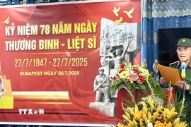 Đại diện Ban liên lạc Hội Cựu chiến binh Việt Nam tại Hungary phát biểu tại buổi lễ. (Ảnh: TTXVN)