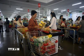 Người dân mua hàng hóa trong siêu thị tại Bình Nhưỡng, Triều Tiên. (Ảnh: AFP/TTXVN)