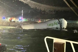 Hình ảnh từ hiện trường cho thấy phần lớn máy bay bị chìm một phần dưới nước, phần đuôi bị mất. (Nguồn: LIHKG)