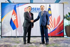 Thủ tướng Campuchia Hun Manet (trái) và Thủ tướng Malaysia Anwar Ibrahim. (Nguồn: The Khmer Times)