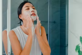 Làm sạch kép là bước quan trọng nhất để làm sạch da sau khi trang điểm. (Ảnh: iStock)