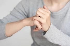 Thói quen bẻ khớp ngón tay dễ làm tăng nguy cơ viêm khớp. (Ảnh: iStock)