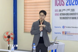 Chuyên gia ngành bán dẫn trao đổi về chuyên môn tại Hội thảo. (Ảnh: Xuân Quý/TTXVN)