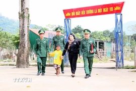 Cán bộ Đồn Biên phòng Cửa khẩu quốc tế Cha Lo và giáo viên điểm trường K Ai (xã Dân Hóa) thường xuyên đến tận nhà vận động gia đình để học sinh Hồ Kay đi học trở lại. (Ảnh: Tá Chuyên/TTXVN)