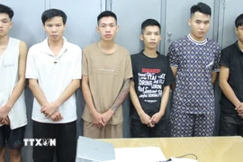 Nhóm đối tượng lừa đảo bị bắt giữ tại cơ quan công an. (Ảnh: TTXVN phát)