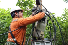 Công nhân Công ty Điện lực Điện Biên nỗ lực khắc phục sự cố tại các xã ảnh hưởng mưa lũ. (Ảnh: TTXVN phát)