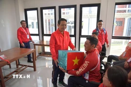 Thứ trưởng Hoàng Đạo Cương trao tặng quà và gửi lời chúc thi đấu thành công tới các đội tuyển của đoàn Thể thao người khuyết tật Việt Nam. (Ảnh: TTXVN phát)