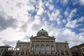 Bên ngoài tòa nhà Quốc hội Thụy Sĩ tại Bern. (Ảnh: AFP/TTXVN)
