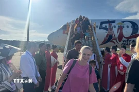 Du khách Nga tại Cảng hàng không quốc tế Phú Quốc. (Ảnh: TTXVN phát)