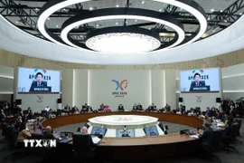 Ngày 31/10/2025, Hội nghị các Nhà lãnh đạo Kinh tế APEC - sự kiện chính của Tuần lễ Cấp cao APEC 2025, diễn ra tại thành phố Gyeongju của Hàn Quốc, với tâm điểm là việc liệu các thành viên có thể thông qua “Tuyên bố Gyeongju” trong bối cảnh các thách thức ngày càng lớn đối với tự do thương mại và chủ nghĩa đa phương. (Ảnh: Yonhap/TTXVN)