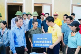 Đại diện Quỹ Thiện Tâm trao tặng hỗ trợ xây dựng khu tạm cư cho người dân Làng Lủ sau bão Yagi năm 2024.