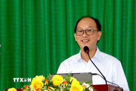 Bác sỹ Chuyên khoa II Bùi Minh Tuấn, Giám đốc Trung tâm Y tế khu vực Mang Thít đóng góp ý kiến đối với dự thảo văn kiện. (Ảnh: Lê Thúy Hằng/TTXVN)