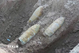 Hiện trường phát hiện ba quả bom. (Ảnh: TTXVN phát)