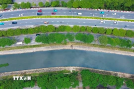 Cảnh quan sông Tô Lịch đang dần thay đổi tích cực, đặc biệt là khu vực đã được nạo vét bùn và các đơn vị thi công 1 số hạng mục. (Ảnh: Phan Phương/TTXVN)