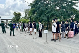 Công dân Việt Nam do lực lượng chức năng Campuchia trao trả tại Cửa khẩu quốc tế Dinh Bà (xã Tân Hộ Cơ, tỉnh Đồng Tháp). (Ảnh: TTXVN phát)