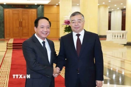 Đồng chí Trịnh Văn Quyết, Bí thư Trung ương Đảng, Trưởng Ban Tuyên giáo và Dân vận Trung ương và đồng chí Lý Thư Lỗi, Uỷ viên Bộ Chính trị, Bí thư Ban Bí thư, Trưởng Ban Tuyên truyền Trung ương Đảng Cộng sản Trung Quốc. (Ảnh: Phương Hoa/TTXVN)