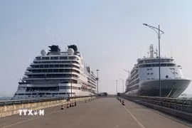 Hai tàu du lịch biển 5 sao quốc tế là Seabourn Encore và Silver Whisper mang quốc tịch Bahamas cùng cập Cảng tàu khách quốc tế Hạ Long. (Ảnh: Thùy Dương/TTXVN phát)