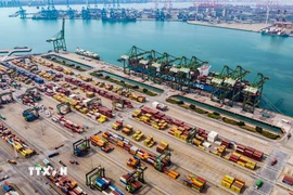Quang cảnh cảng hàng hóa ở Thiên Tân, Trung Quốc. (Ảnh: THX/TTXVN)
