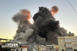 Khói bốc lên sau cuộc không kích của Israel tại Beirut, Liban. (Ảnh: IRNA/TTXVN)