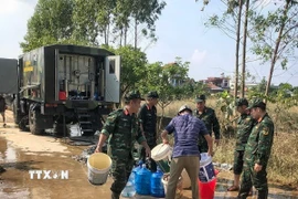 Viện khoa học công nghệ quân sự Bộ Tổng tham mưu hỗ trợ lọc nước sinh hoạt tại Tổ dân phố Vòng Huyện, xã Bố Hạ, Bắc Ninh. (Ảnh: TTXVN phát)