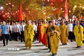 Các nhà sư và các vị đại biểu tiến vào nội tự đền Kiếp Bạc để thực hiện nghi lễ khai ấn đền Kiếp Bạc - Lễ hội mùa Thu Côn Sơn-Kiếp Bạc năm 2025. (Ảnh: Mạnh Tú/TTXVN)