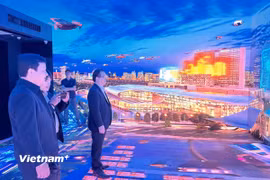 Đoàn đại biểu TTXVN tham quan tìm hiểu tại Khu thí điểm kinh tế số và AI Bà Châu. (Ảnh: Công Tuyên/Vietnam+)