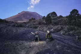 Indonesia nâng mức cảnh báo đối với núi lửa Burni Telong sau khi ghi nhận sự gia tăng hoạt động. (Ảnh: AP)