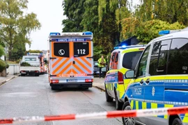 Xe cứu thương và xe cảnh sát chờ gần nơi bà Iris Stalzer bị tấn công ở Herdecke, miền tây nước Đức ngày 7/10. (Ảnh. AFP/Getty)