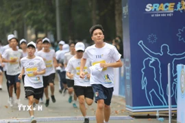 Các vận động viên tham gia Giải chạy S-Race Hà Nội - Vì tầm vóc Việt. (Ảnh: Thanh Tùng/TTXVN)