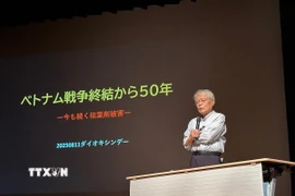 Nhà báo Nakamura Goro thuyết trình về vấn đề hậu quả chất độc da cam/dioxin tại Việt Nam. (Ảnh: Nguyễn Tuyến/TTXVN)