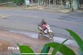 Ảnh trích xuất camera ngày 16/9 đối tượng Hồ Văn Quân dụ dỗ và chở cháu Thị Ha Sa N. đi theo hướng ngã ba Khe Đol, phường Bình Minh, thành phố Tây Ninh. (Ảnh: TTXVN phát)