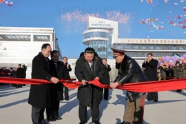 Nhà lãnh đạo Kim Jong Un cắt băng khánh thành Trang trại ngoài khơi thành phố Sinpho, tỉnh Nam Hamgyong, ngày 30/12/2024. (Nguồn: KCNA)