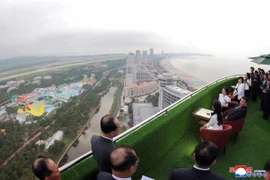 Nhà lãnh đạo Kim Jong Un cùng vợ và con gái tham quan Khu nghỉ dưỡng Wonsan-Kalma ngày 24/6. (Ảnh: KCNA)