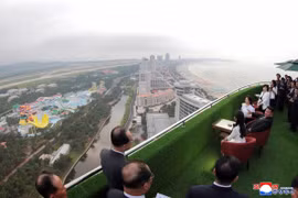Nhà lãnh đạo Kim Jong Un cùng vợ và con gái tham quan Khu nghỉ dưỡng Wonsan-Kalma ngày 24/6. (Ảnh: KCNA)